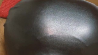 レザータイトスカート　ぶっかけ