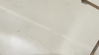 Roludo batendo uma punheta