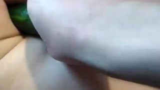 ТРАХНУЛ  В ПОПУ ОГУРЦОМ