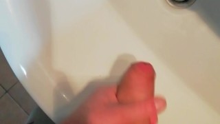 Ragazza seduce ragazzo in chat, lui si sega e poi sborra in bagno