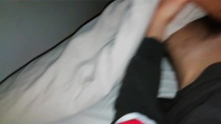 Ragazza seduce ragazzo in chat, lui si sega e poi sborra in bagno