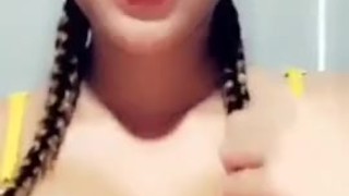 Chica sexi enseña su hermoso cuerpo 