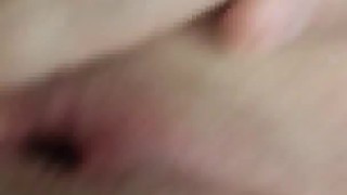 Мужик растягивает свой анус пальцами.