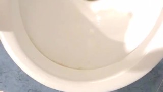 MEANDO COMO HOMBRE NO SALE BIEN. Ensucio todo el piso y me chorreo