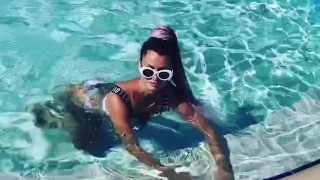 загорелая на море в купальнике большие губы мокрое тело
