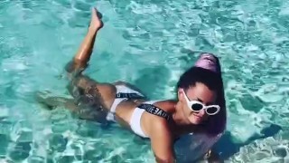 загорелая на море в купальнике большие губы мокрое тело
