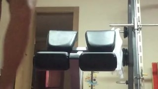 занимается спортом в зале спортивная фигура