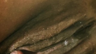 Ich pisse ihn an bevor er meine Fotze fickt. Nasse Badewannenspiele.