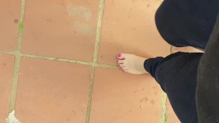 Mamá con pies sucios y olorosos se descalza para tu deleite (vídeo musical)