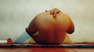 Playing with mi hole.