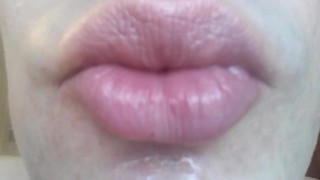 Красивые натуральные слюнявые губы