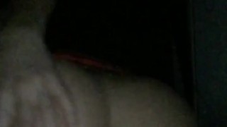 Coquine se frotte sur son oreiller jusqu’à l’orgasme. Plug anal et gros cul