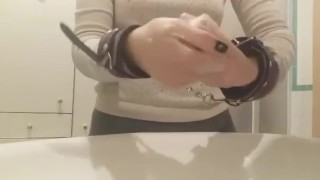 Padrona Darkshine si lava le mani smaltate di nero in