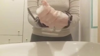 Padrona Darkshine si lava le mani smaltate di nero in