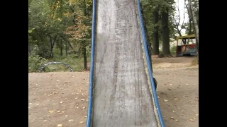 Красивая недотрога стесняясь писает