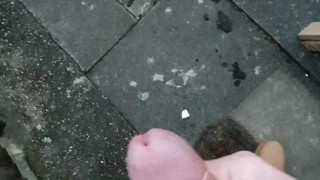 Quick wank outside with cumshot