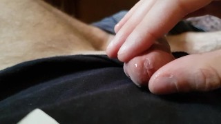 Ласкаю свой маленький член. Маленький член крупным планом.