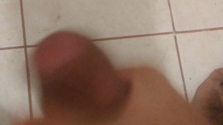 Masturbándome en el baño 