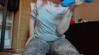 Pantaloni distrutti una grande pisciata ed un dildo blu mostruoso e gigante