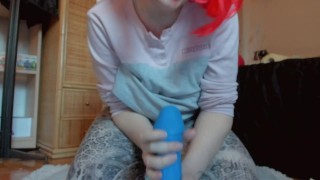 Pantaloni distrutti una grande pisciata ed un dildo blu mostruoso e gigante