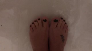 Q18 - Green Toes In The Shower
