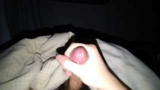 Solo batendo punheta na cama