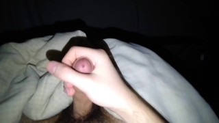 Solo batendo punheta na cama