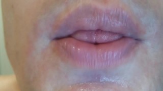 Cосу язык крупным планом. ASMR VIDEO