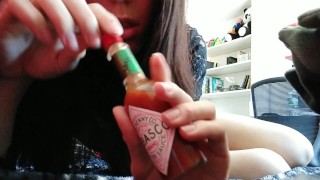 Giganta cruel devora tinys [Video completo Giantess]