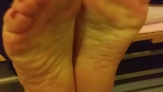 Arianna Neri ci fa vedere i suoi piedi...