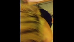 Si toglie le scarpe e ci fa vedere i piedi