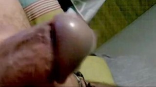 uomo di mezza età viene 2 volte guardando un porno