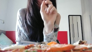 Giganta juega con tinys en su comida [Giantess full video]