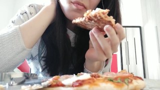 Giganta juega con tinys en su comida [Giantess full video]