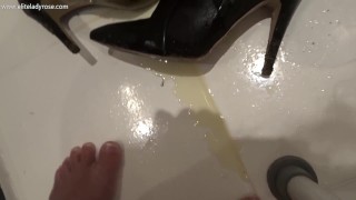peeing over her shoes pee dirty shoes plassen
