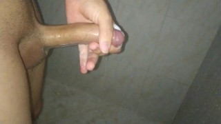 Masturbándome en el baño para que nadie se de cuenta