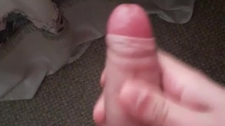 Дрочит свой красивый член