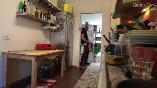 PLUMBER ADVENTURE Pt 1. Casalinga MILF vuole il cazzo dell'idraulico.