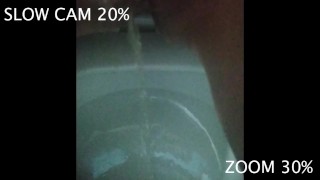 Madurita tetona meando en el baño de casa. Fetiche de la orina