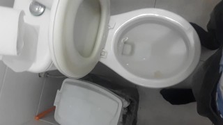 Se masturbando no trabalho