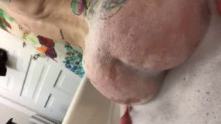 Nice juicy ass covered in bubbles twerking