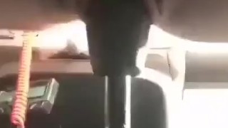 Мастурбирование вагины с помощью автомобильной ручки переключения передач