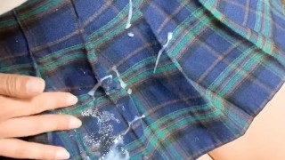 チェックスカート　手コキぶっかけ