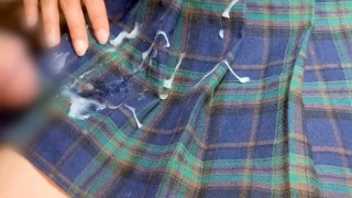 チェックスカート　手コキぶっかけ