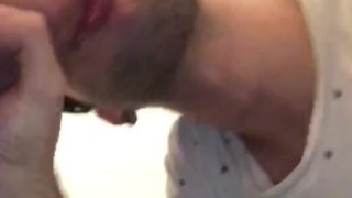 Su vecino le llena la cara de leche a youtuber y desesperado se la toma 