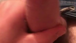 Парень девственник массивно кончил-играя своим большим членом