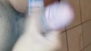 joven se masturba en la sala mientras su familia está cerca