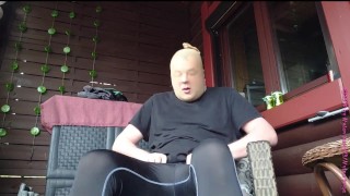 NylonFace auf der Veranda