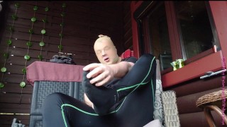 NylonFace auf der Veranda