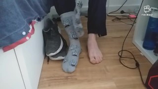 Idolise my soles on the dirty floor